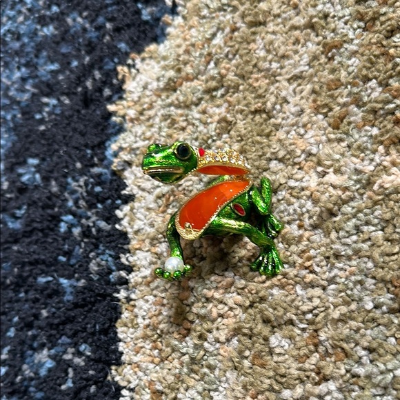 Frog Kissing the Pearl Trinket Ring Box Hinged Hand Painted Figurine Jewel NWOT - Picture 5 of 16